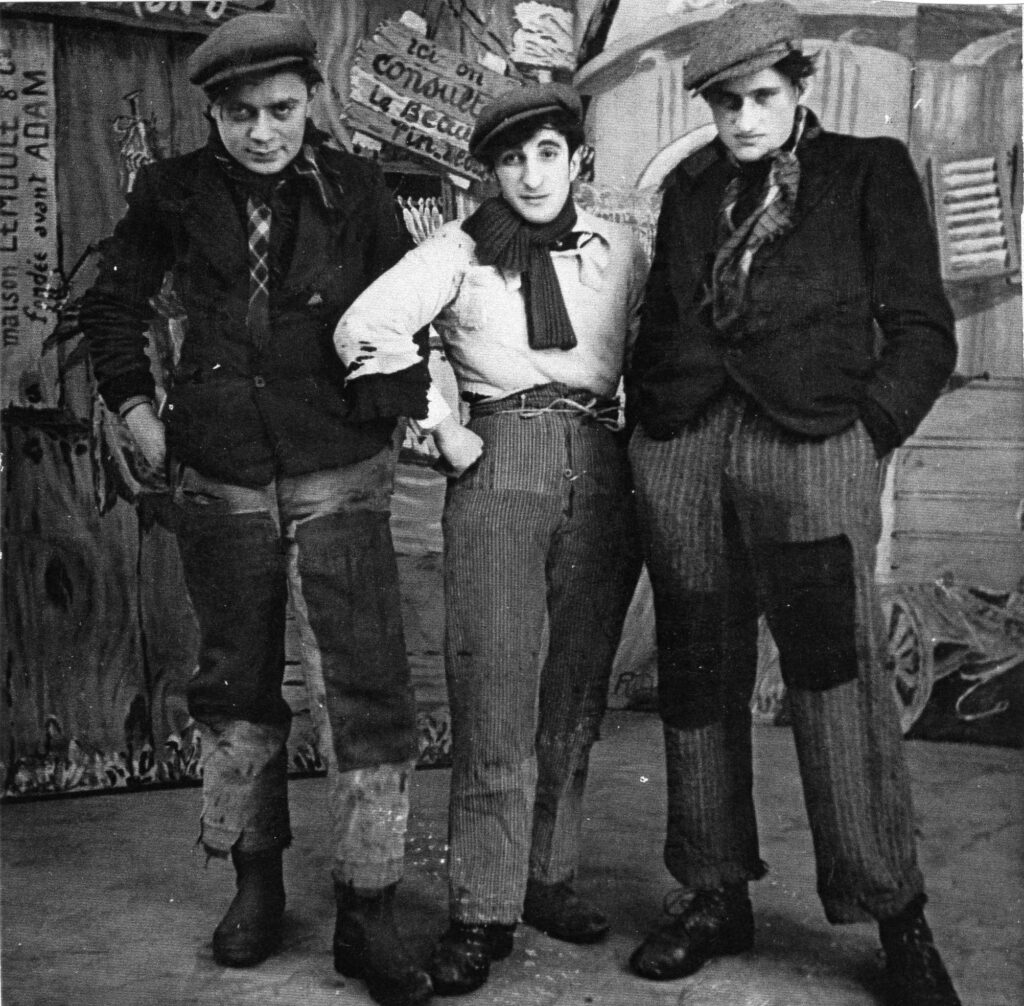 1950_VéloDevantlaPorte - groupe artitisque théâtrale La Parodienne Théâtre école de Théâtre 71 Troupe Acteurs actrices Pièces Entracte Histoire